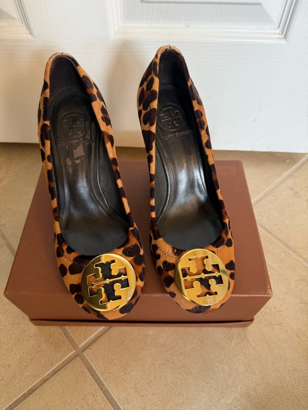 Tory Burch Leopard Print Calf-Hair Pumps with Gold Logo size 7 Y2K style